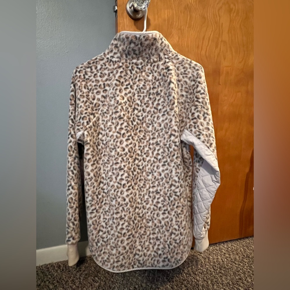 LIKE NEW Abercrombie and fitch leopard print asymmetrical snap up fleece - Picture 5 of 6